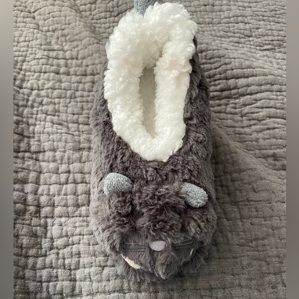 New Snoozie Gray Cat Fuzzy Slippers